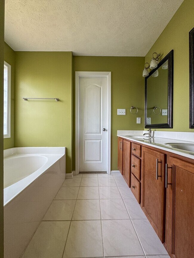 Building Photo - Beautiful 4 Bed 2 Bath Home in Fayetteville