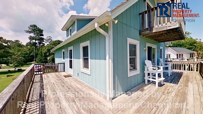 Building Photo - Charming Water Front Home with Private Dock