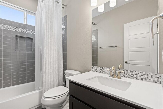 Building Photo - 5004 Mandevilla Dr