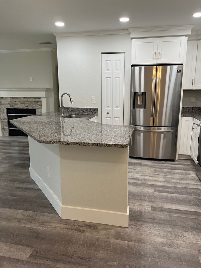 Building Photo - Location, Lifestyle, and Luxury