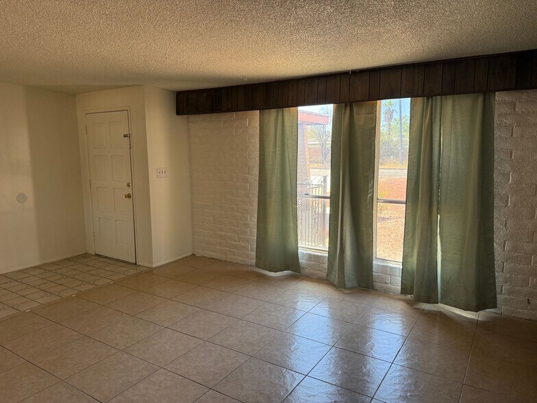 Building Photo - 4541 E San Francisco Blvd