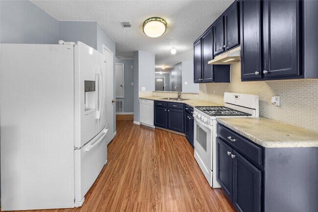 Building Photo - 1735 Oak Ridge Dr