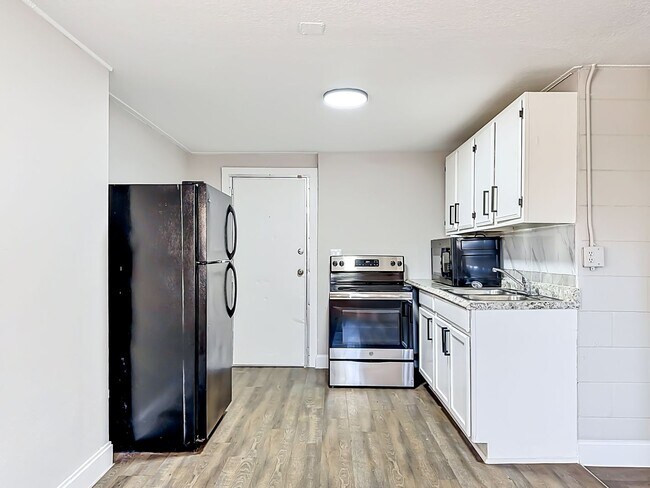 Building Photo - 702 21st Ave W