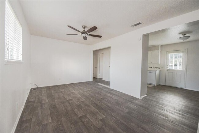 Building Photo - 1600 Parker Ln