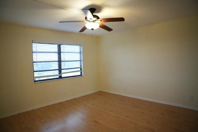 Building Photo - 4640 Lucerne Lakes Blvd W