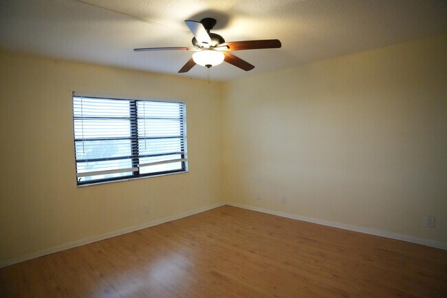 Building Photo - 4640 Lucerne Lakes Blvd W
