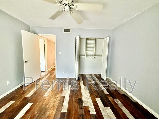 Building Photo - 2800 Cove Cay Dr