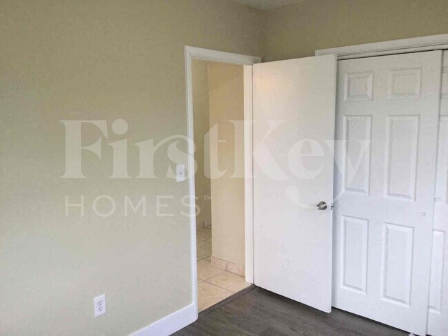 Building Photo - 18000 NW 6th Ct