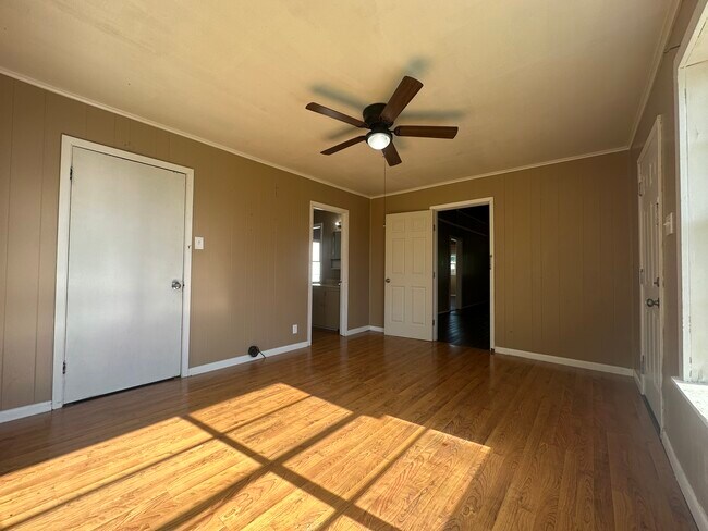 Building Photo - 1312 E Mesquite Ln