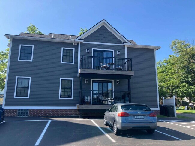 Building Photo - 1 BR in Village of Fairport Available Oct 1!