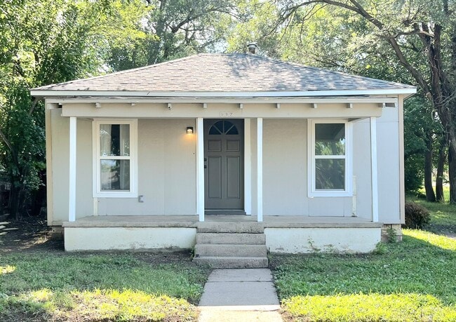 Primary Photo - 627 N Atchison St