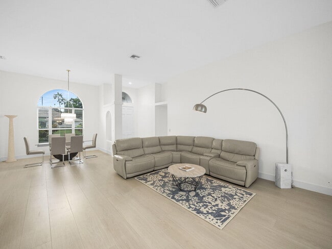 Building Photo - 9070 Cypress Hollow Dr