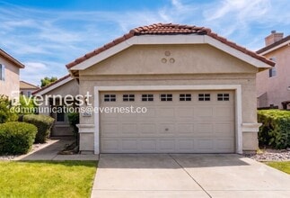 Building Photo - 3 Bed, 2 Bath Home with Fenced Yard & Garage Parking / Voucher Accepted / Coming Soon! Tours Avai...