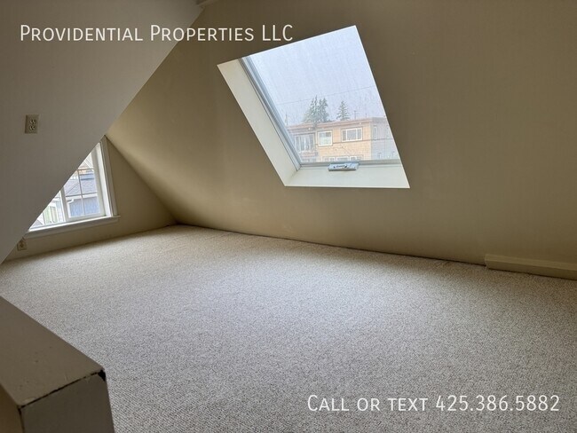 Building Photo - 424 8th Ave W