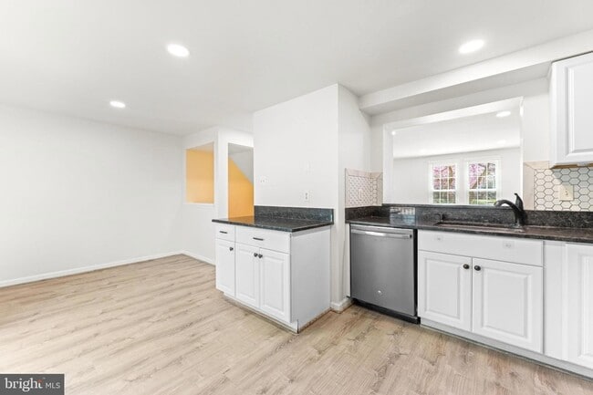 Building Photo - 1246 Seminole Dr