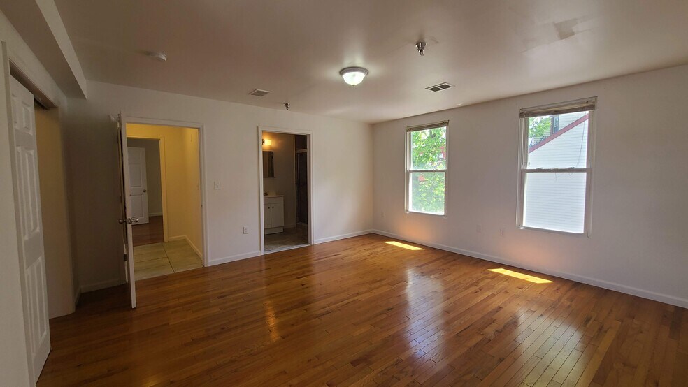 Building Photo - 3714 Kennedy Blvd