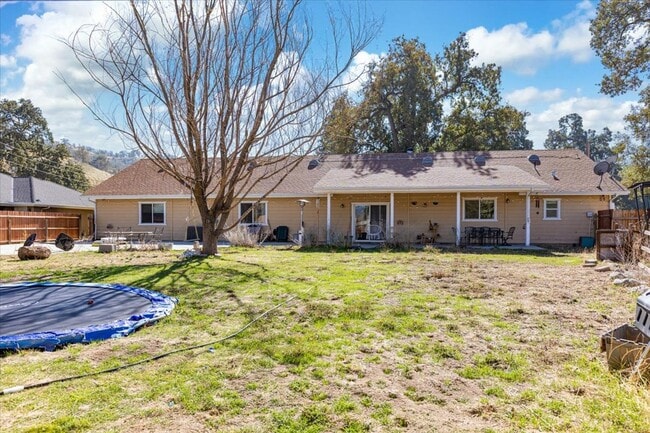 Building Photo - Stallion Springs Home!