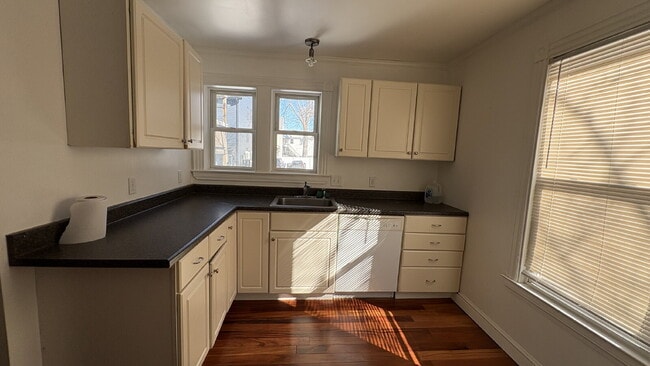 Building Photo - Charming 3-Bed Home with Gleaming Hardwood Floors in Westbrook – Your Cozy Retreat Awaits!