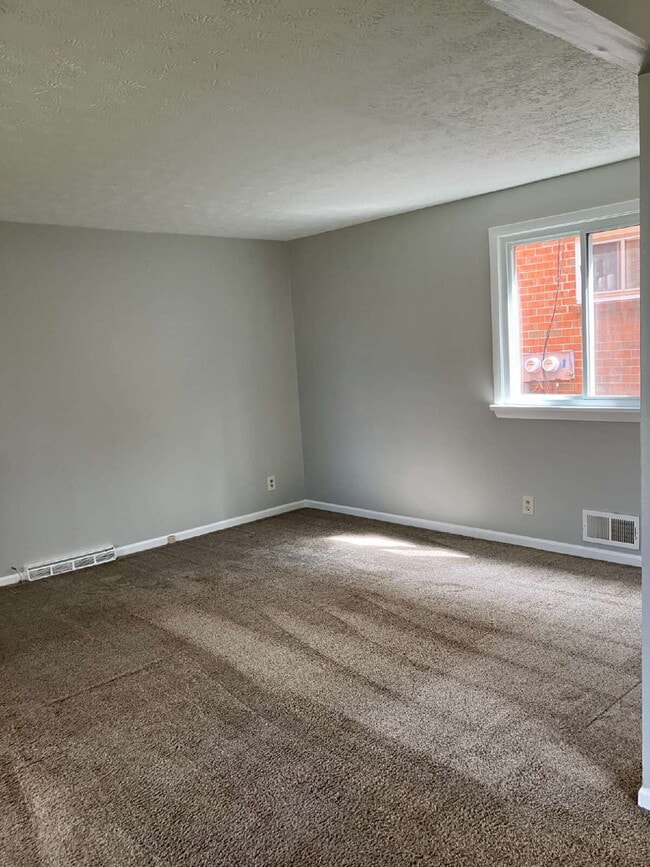 Building Photo - Available May 1!  Spacious 3 BR, 1.5 Bath in East Rochester