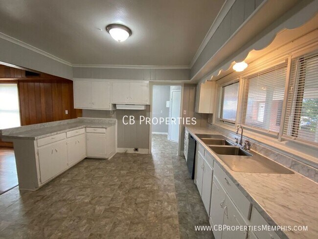 Building Photo - 4320 Bishop Hills Dr