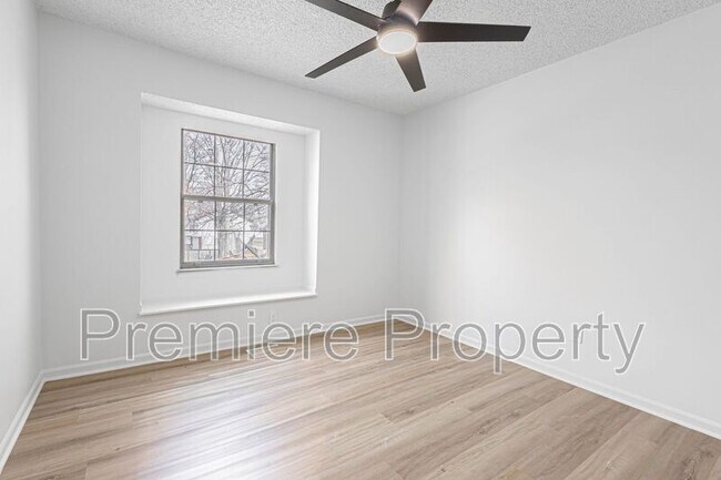 Building Photo - 3213 SE 6th Ct