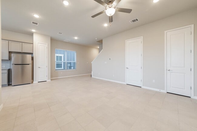 Building Photo - 1015 Vista View Dr