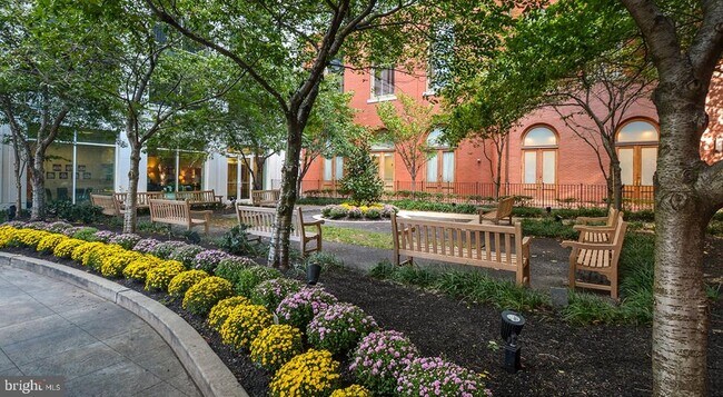 Building Photo - 206 W Washington Square