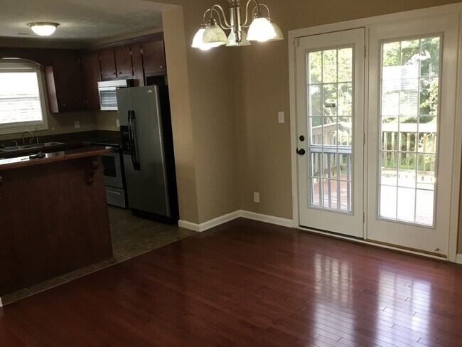 Building Photo - 3 Bedroom 2 1/2 Bath Pet Friendly Home For Rent!