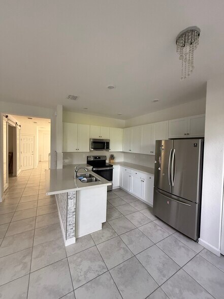 Building Photo - 5033 Kobus Ter