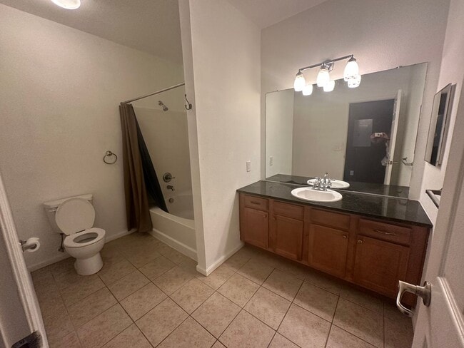 Building Photo - Beautiful 2Bd 1Bath Condo Close to Everything
