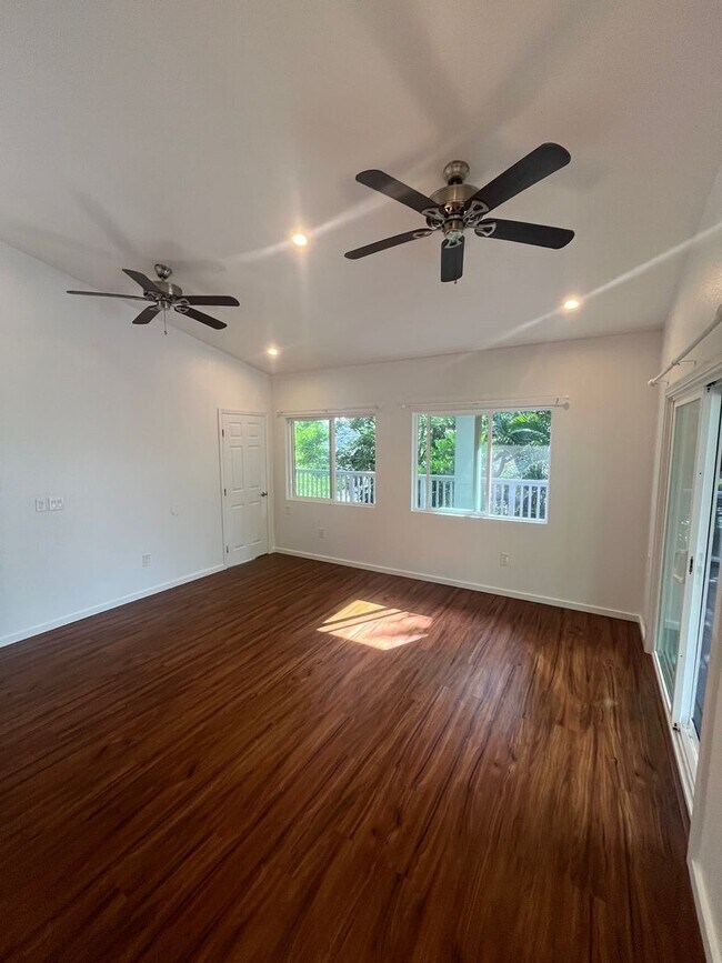 Building Photo - Renovated 6 Bedroom, 3.5 Bath Home with 2 Garages in Aina Haina