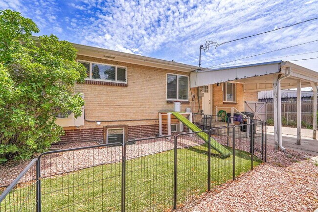 Building Photo - $3,195.00, 5 bed, 2 bath located in Denver