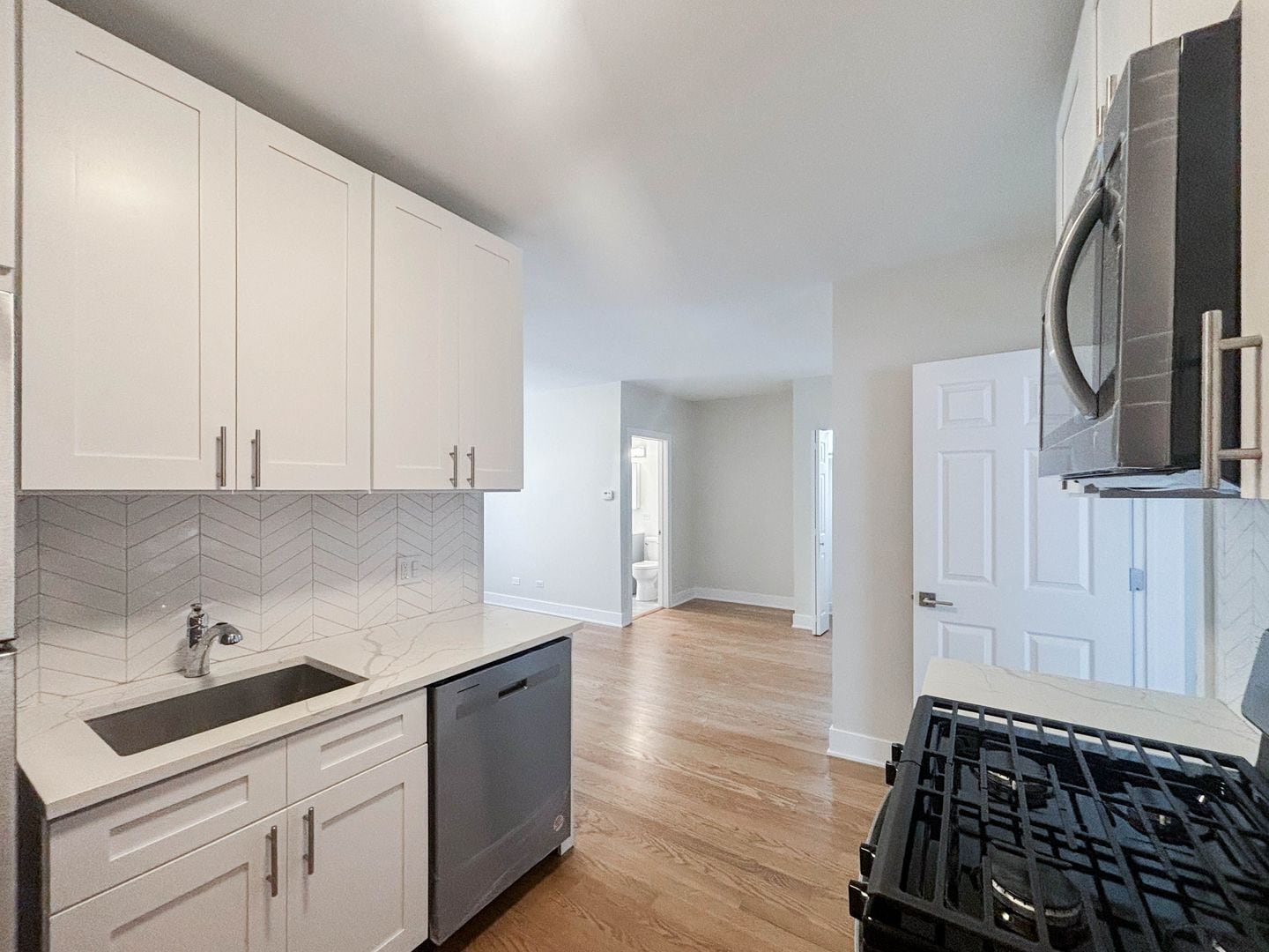 Building Photo - 1952 W Wilson Ave