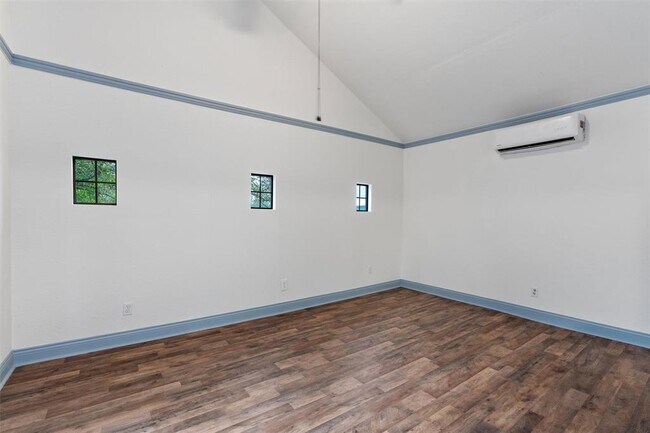 Building Photo - 1100 High Rd