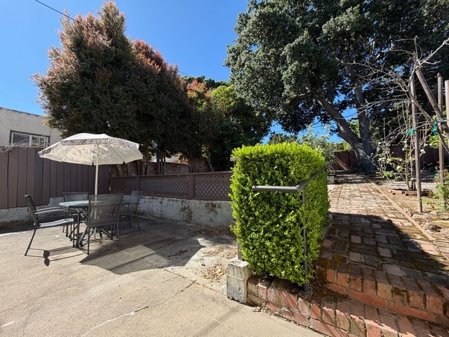 Building Photo - 4BD/3BA Two-Story Home | Flexible Layout + Big Backyard