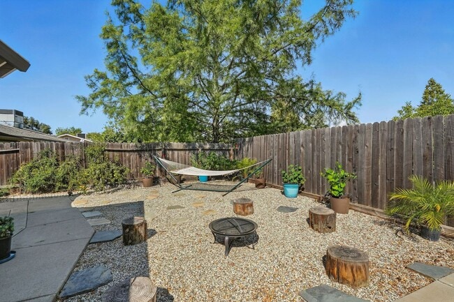 Building Photo - Single-Story 3 Bedroom Home in Quiet El Do...