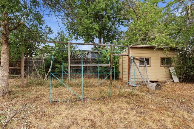 Building Photo - 1545 S Yates St
