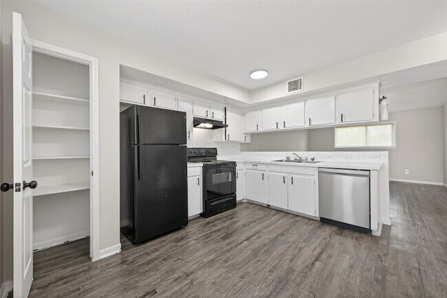 Building Photo - 427 Hollyvale Dr