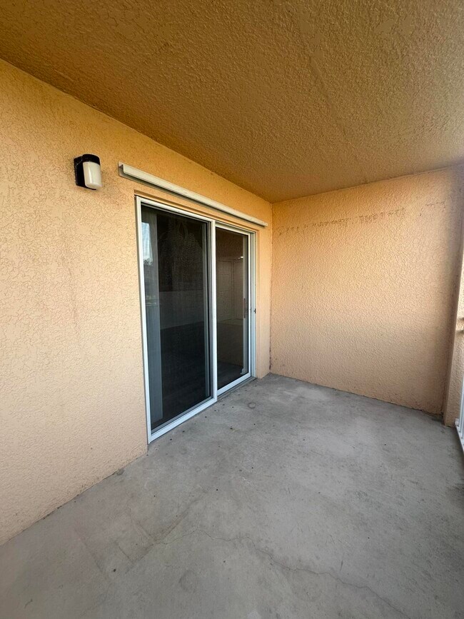 Building Photo - 291 SW Palm Dr