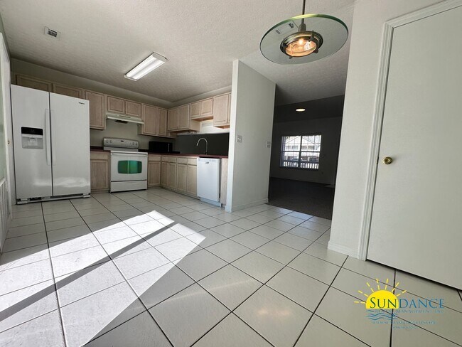 Building Photo - Lovely 2 Bedroom Townhouse Close to Downtown FWB