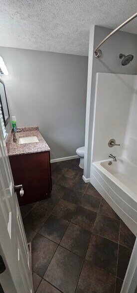 Master bathroom - 901 Hurst Dr