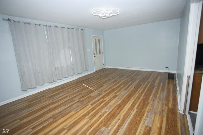 Building Photo - 150 E Beechwood Ln