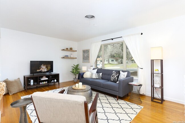 Building Photo - 2806 Belvoir Dr