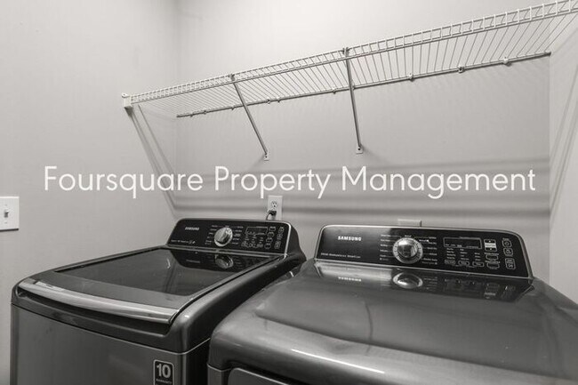 Building Photo - End Unit Town Home | 2nd Floor Loft | Wash...