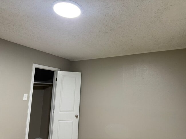 Building Photo - $925 with move in Special!