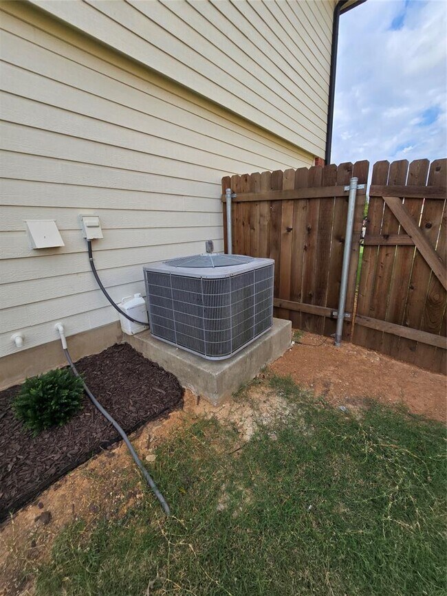 Building Photo - 11909 Big Sky Dr