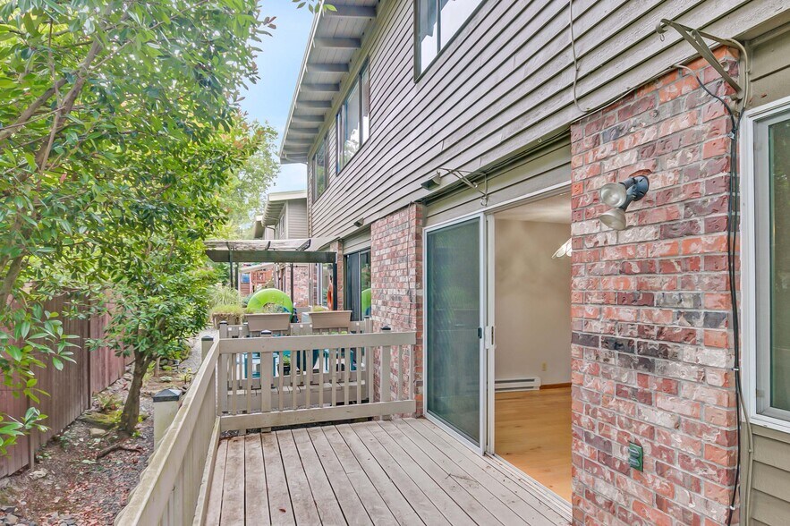 Building Photo - 4050 W Lake Sammamish Pky NE
