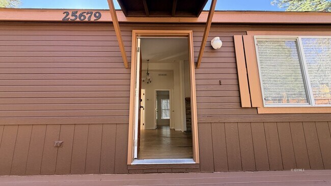 Building Photo - Walk to Town 3 Bedroom Home