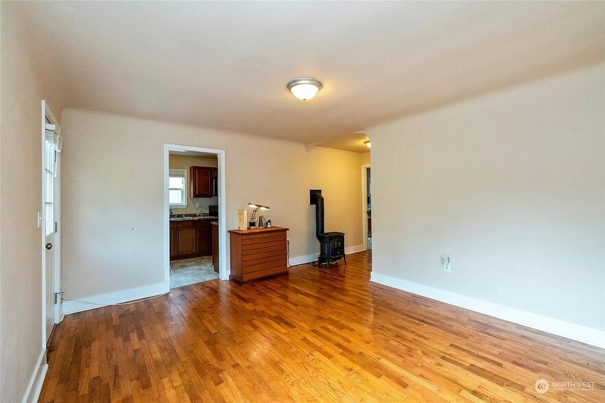 Building Photo - 916 Hull Ave