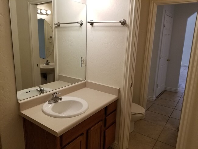 Building Photo - Westside 4 Bed, 2.75 Bath Townhouse w/Gara...